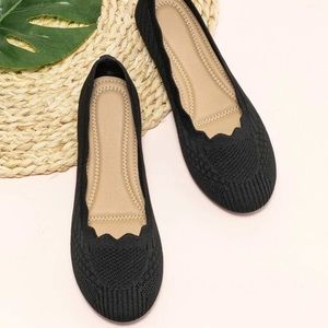 NIB scalloped black flats